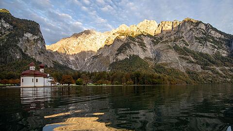 Die Kapelle St. Bartholomä am Königssee vor dem Watzmann. (Archivbild)
