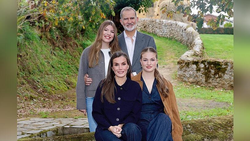 Herbstlich, leger, elegant: Die spanische Königsfamilie posiert für ihre Weihnachtskarte. Herbstlich, leger, elegant: Die spanische Königsfamilie posiert für ihre Weihnachtskarte.