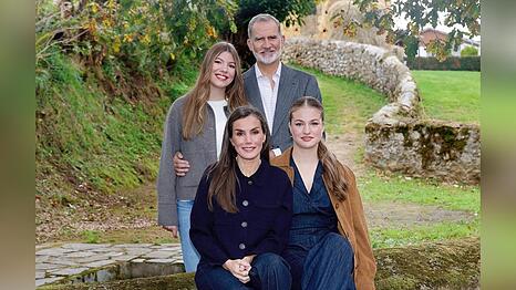 Herbstlich, leger, elegant: Die spanische Königsfamilie posiert für ihre Weihnachtskarte.