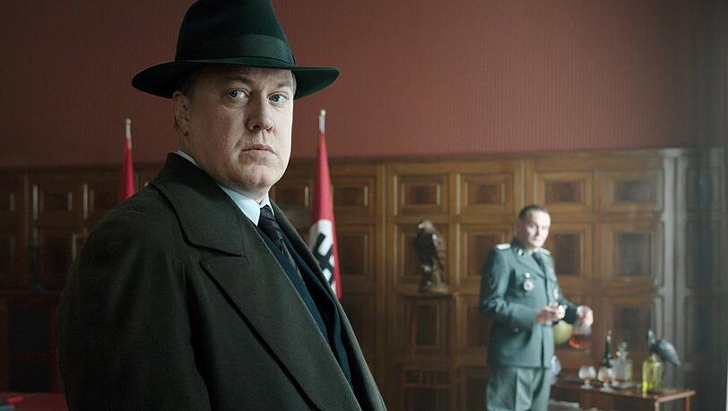 "Sternstunde der M&ouml;rder": Der Gestapomann Buback (Nicholas Ofczarek, v.) muss den Weisungen des NS-Befehlshaber Meckerle (Devid Striesow, h.) folgen.