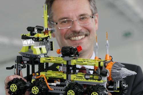 Vedes-Chef Thomas Märtz mit einem Lego-Fahrzeug.