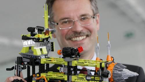 Vedes-Chef Thomas Märtz mit einem Lego-Fahrzeug. Vedes-Chef Thomas Märtz mit einem Lego-Fahrzeug.