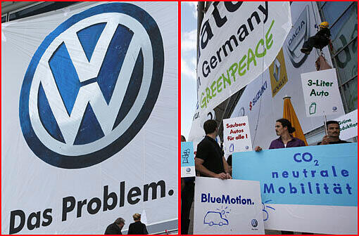 Mit Protest-Plakaten machen die Greenpeace-Aktivisten ihrem Unmut über den neuen Kleinwagen "VW Up" auf der Internationalen Automobilausstellung in Frankfurt Luft. Klicken Sie hier für Bilder von der Aktion.