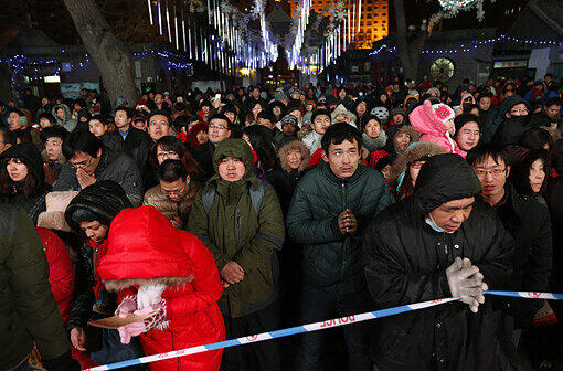 In Chinas Hauptstadt Beijing versammelt sich die katholische Gemeinde in und um die Xuanwumen-Kirche.