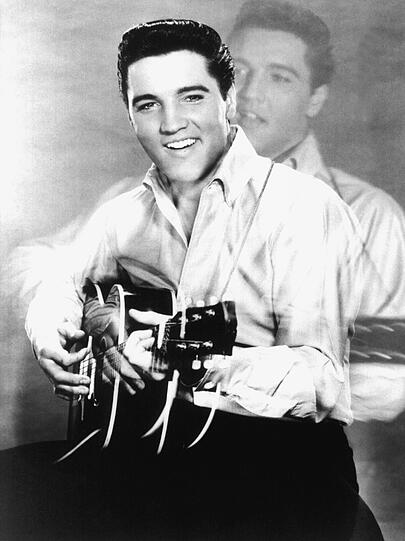 Manche sagen, Elvis Presley sei mit einem Burger in der Hand auf der Toilette seines Hauses in Memphis Tennessee gestorben. Tatsächlich war "der King" gegen Ende seines Lebens stark tablettensüchtig und starb an Herzstillstand. Er starb am 16. August 1977 im Alter von 42.