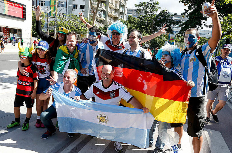 Vereint in der Vorfreude auf ein großes Fußball-Fest - jedenfalls einige Stunden vor dem Anpfiff. Fans von Argentinien und Deutschland in Rio.