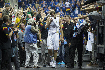 Dirk Nowitzki verlässt enttäuscht den Innenraum der Arena. Deutschland verlor die Partie gegen Spanien und schied somit aus der EM aus.