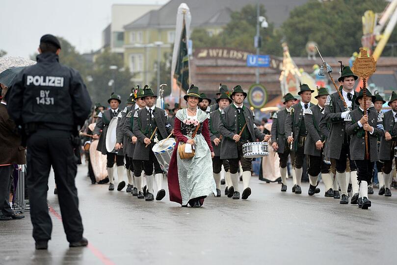 Der erste Wiesn-Sonntag gehört den Trachtlern und dem traditionellen Umzug. In den Zelten ging's gemütlicher zu als beim Anstich. Die Bilder von Tag 2 zum Durchklicken.