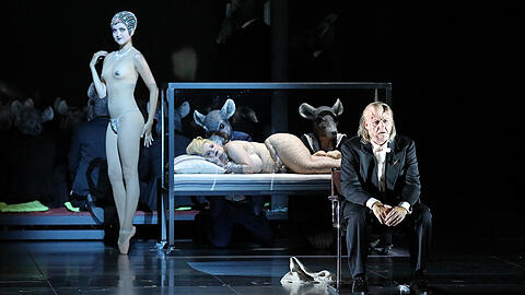 Alviano, der Elephant-Man der Oper, in seiner Kunstsammlung: John Daszak und Kitty Kokett (in der Vitrine) in Franz Schrekers Oper &bdquo;Die Gezeichneten&ldquo;.