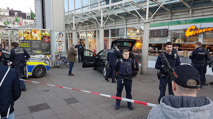 Die Polizei sichert am 25.02.2017 den Tatort ab.