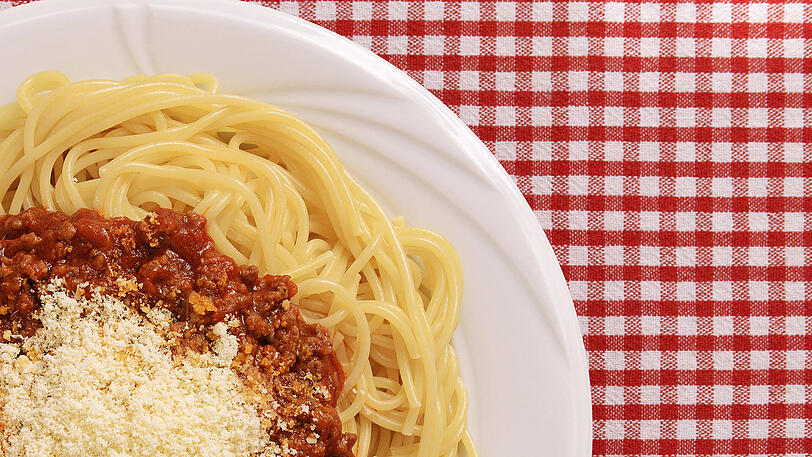 Mmmmh, ein Teller voller dampfender Spaghetti mit Bolognesesoße und Parmesan &ndash; eines der Lieblingsgerichte der Deutschen. Nudeln sind beliebt.