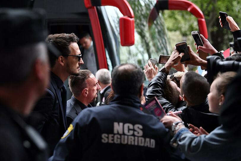 Die Stars des FC Bayern sind in Madrid angekommen! Jetzt gilt es den Fokus auf die Partie gegen Real Madrid zu richten. Die Bilder der Ankunft.