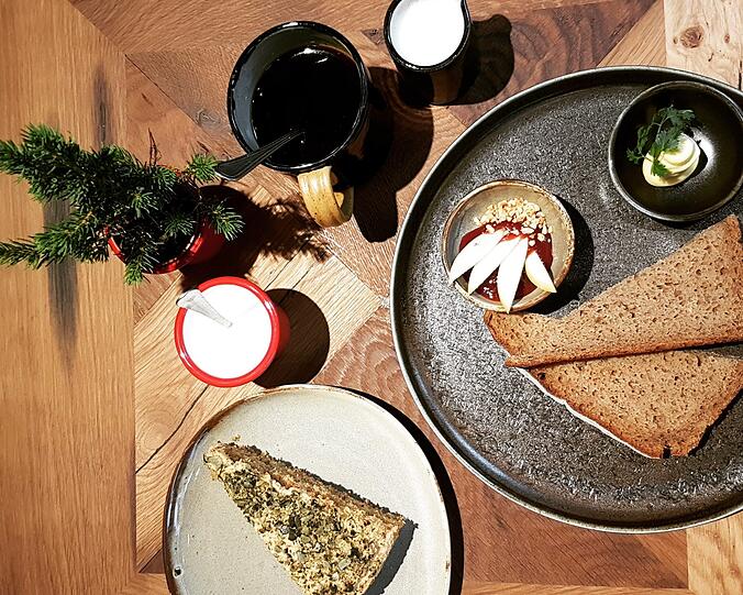 Brot und Kuchen zum Frühstück in der Alpina Bar.