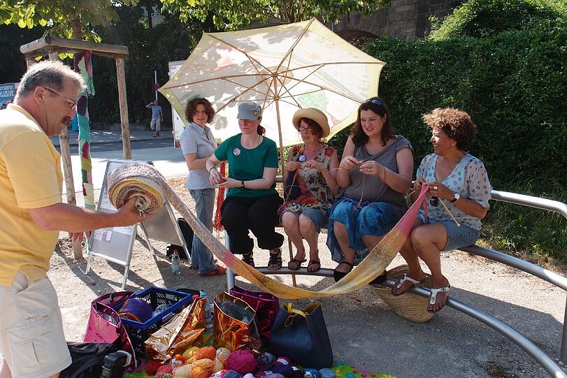 Bei dem Stadtteilfest stricken die Besucher zusammen.