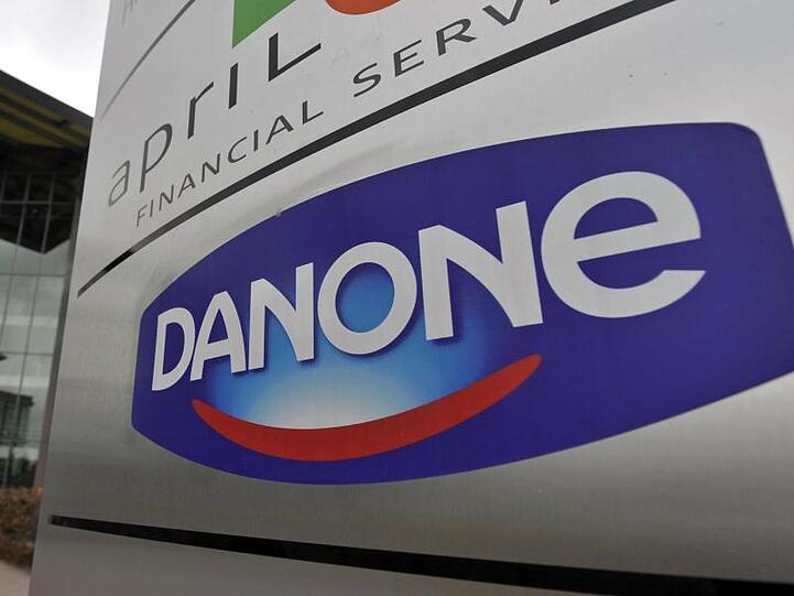Das Logo von Danone ist vor der Zentrale in Deutschland zu sehen. Foto: picture alliance / dpa/Symbolbild