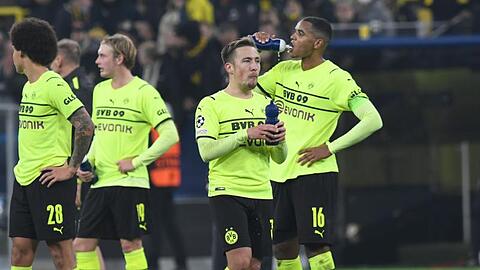 Dortmunds Axel Witsel (l-r), Dortmunds Julian Brandt, Dortmunds Felix Passlack und Dortmunds Manuel Akanji nach dem Spiel.