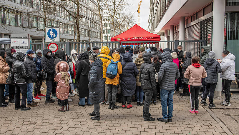 Geflüchtete aus der Ukraine in der Warteschlange vor dem Amt für Wohnen und Migration in München. (Archivbild)