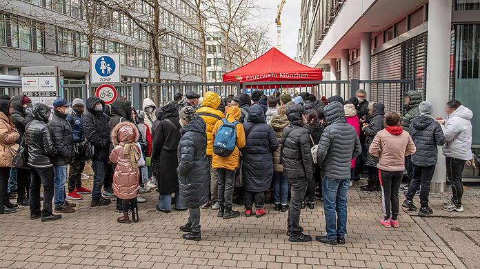 Geflüchtete aus der Ukraine in der Warteschlange vor dem Amt für Wohnen und Migration in München. (Archivbild)