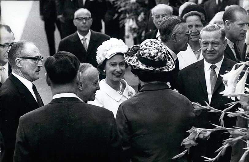 Am Straßenrand: Die Queen beim Bad in der Menge.