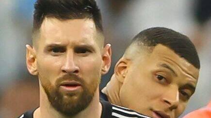 Nominiert: Lionel Messi (l.) und Kylian Mbappé im Dezember beim WM-Finale Argentinien gegen Frankreich. Bei Paris Saint-Germain spielen sie in einer Mannschaft.