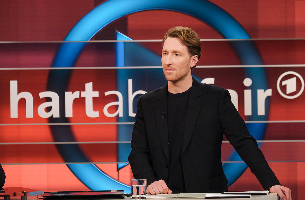 Moderator Klamroth Verwechselt Schwerdtner Peinlicher Lacher Bei Hart Aber Fair - utuoxxq