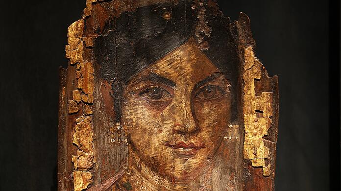 Mumienportrait einer Frau mit Halskragen. Römische Zeit, 2. Jhd. nach Christi, Holz bemalt und vergoldet.