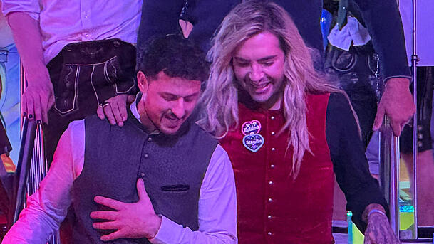 Bei Jannik Kontalis und Bill Kaulitz fliegen spürbar die Funken. Bei Jannik Kontalis und Bill Kaulitz fliegen spürbar die Funken.