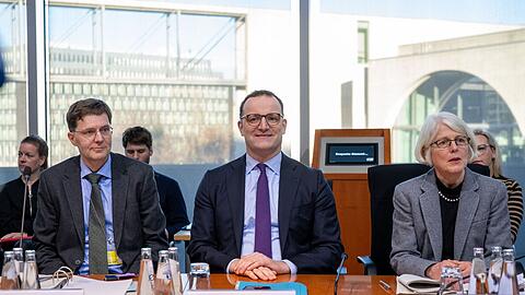 Im Bundestag geht es um Corona: Jens Spahn, Oliver Sivers vom Bundesrechnungshof und Margaretha Sudhof, die als Sonderermittlerin die Maskenbeschaffungen untersucht hatte.
