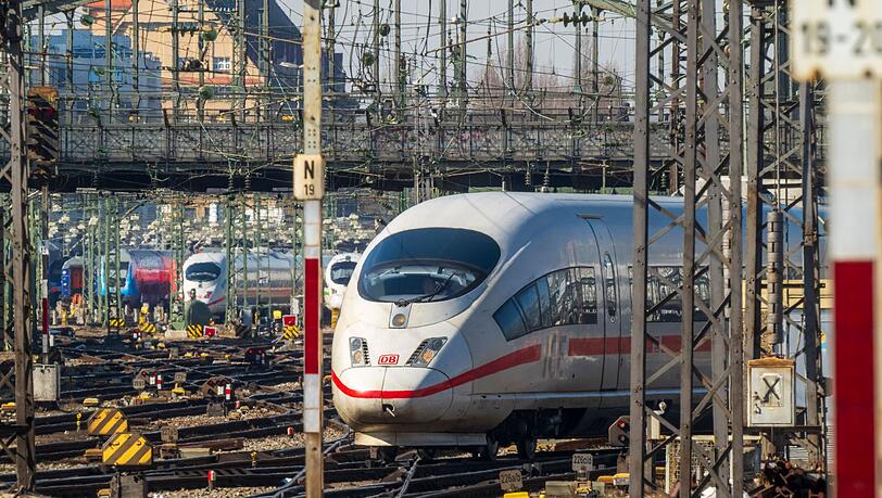 Kurz vor dem Hauptbahnhof in der Landeshauptstadt hat ein Mann die Notbremse gezogen. (Symbolbild) Kurz vor dem Hauptbahnhof in der Landeshauptstadt hat ein Mann die Notbremse gezogen. (Symbolbild)