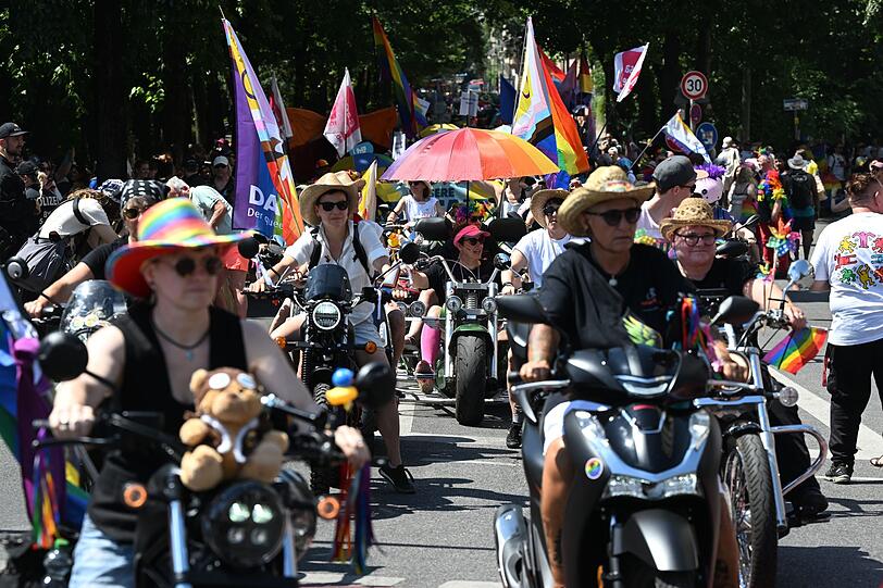 Die Parade ist eingebettet in ein dreit&auml;giges Stra&szlig;enfest mit Konzerten, Karaoke, politischen Gespr&auml;chsrunden und Partys.