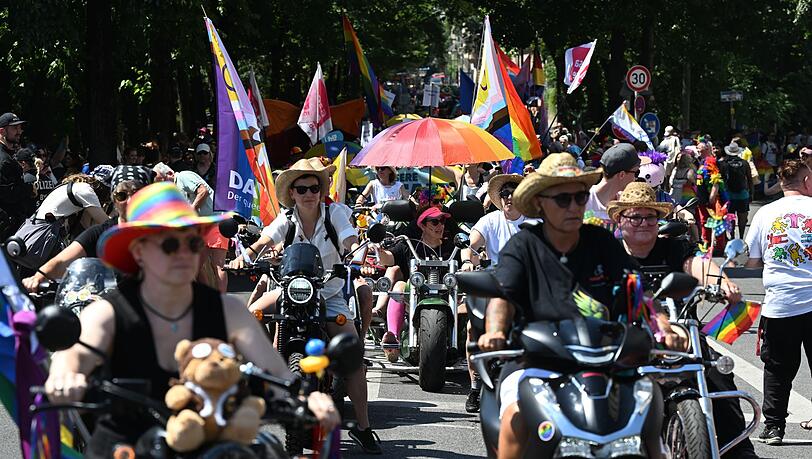 Die Parade ist eingebettet in ein dreit&auml;giges Stra&szlig;enfest mit Konzerten, Karaoke, politischen Gespr&auml;chsrunden und Partys.