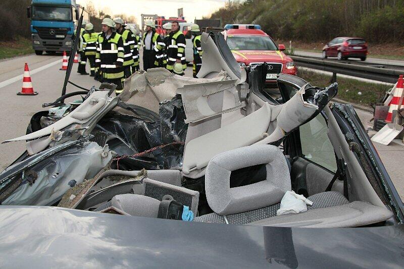 Ein 70 Jahre alter Autofahrer ist am Donnerstag bei einem Unfall auf der Autobahn 94 nahe Poing in Oberbayern ums Leben gekommen. Der Mann übersah das Ende eines Staus.