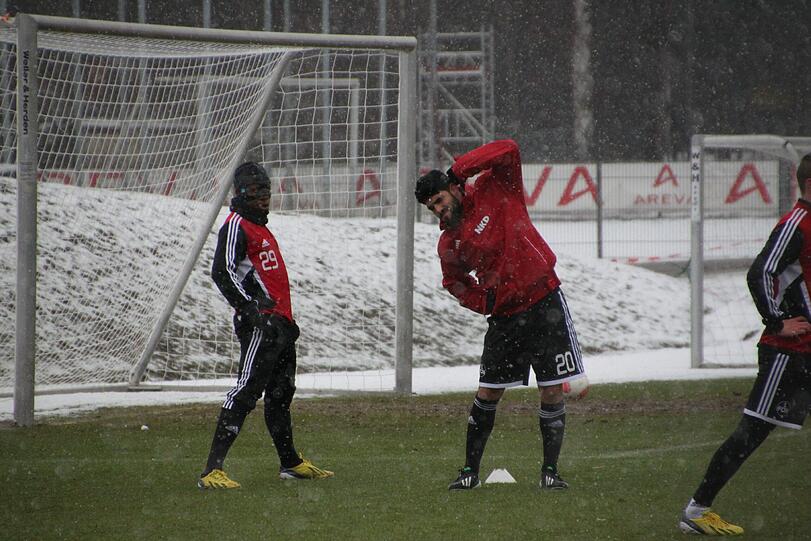 Kurze Dehnübungen bei Roussel Ngankam (l.) und Muhammed Ildiz.