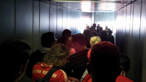 Bayern-Fans, Donnerstagnachmittag am Flughafen München Bayern-Fans, Donnerstagnachmittag am Flughafen München