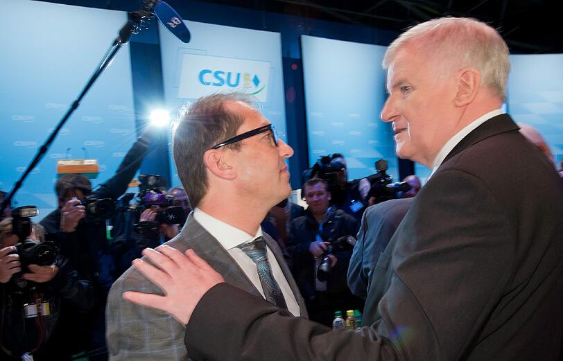 Der General und sein Chef: Seehofer hält große Stücke auf Alexander Dobrindt. Seehofer rechnet ihm vor allem die Rückeroberung der absoluten Mehrheit zu.