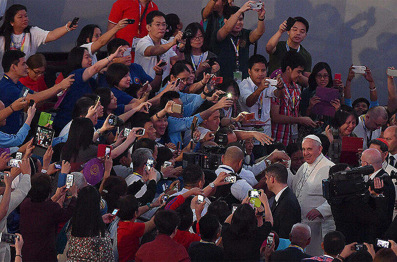 Papst Franziskus wird bei seinem Besuch auf den Philippinen von den Menschen umjubelt.