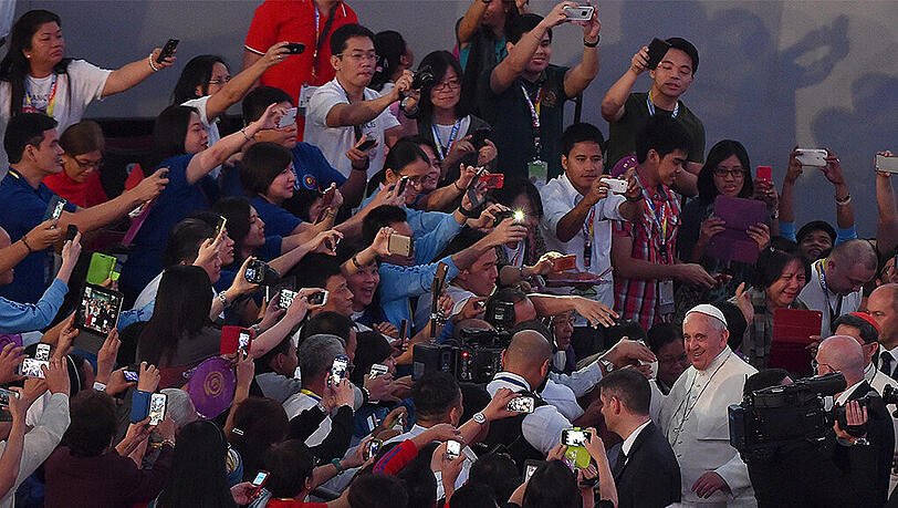 Papst Franziskus wird bei seinem Besuch auf den Philippinen von den Menschen umjubelt.