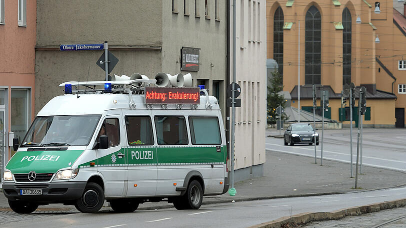 Lautsprecherdurchsagen aus dem Polizeiauto. In Augsburg ist am Sonntagmorgen die Evakuierung nach dem Fund einer Fliegerbombe angelaufen.