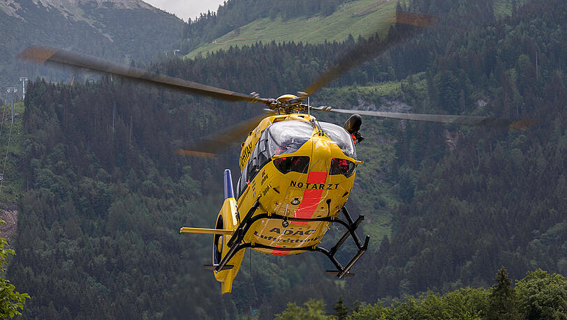Nachdem die Frau ins Tal geflogen worden war, brachte sie ein Rettungswagen in eine Klinik.