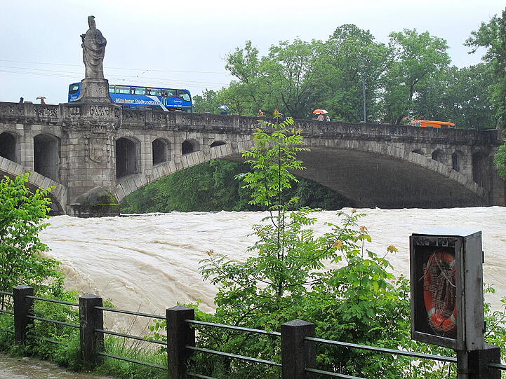 Die reißende Isar am Montagmittag vor genau einem halben Jahr. Die Bilder.