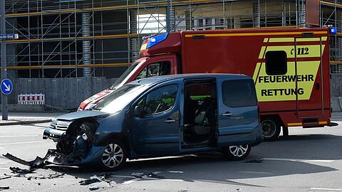 Bei dem Unfall auf dem Georg-Brauchle-Ring werden zwei Personen verletzt.