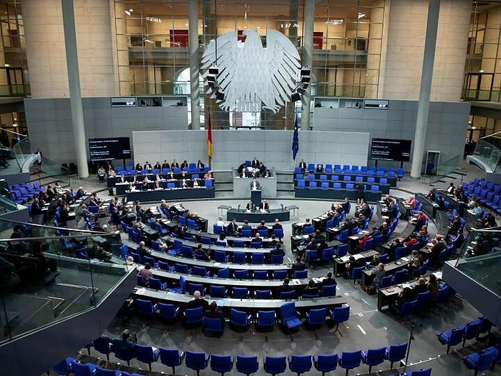 Der Gesetzesvorschlag von Innenminister Seehofer stößt bei der Opposition im Bundestag auf Kritik.