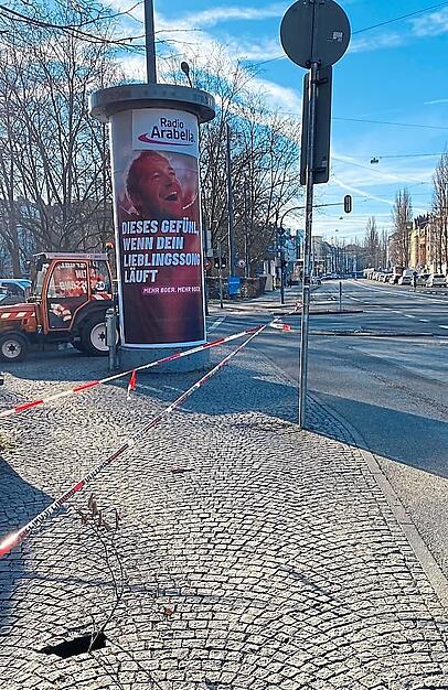 Drei Tage gibt nur ein Flatterband einen Hinweis auf das tiefe Loch.