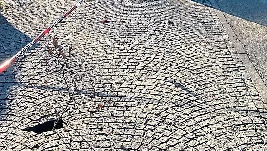 Drei Tage gibt nur ein Flatterband einen Hinweis auf das tiefe Loch.