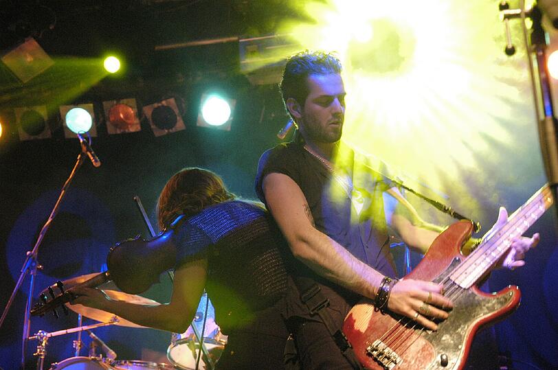 Geigerin Anna Bulbrook und Bassist Noah Harmon duellierten sich beim Nürnberger Konzert von The Airborne Toxic Event &ndash; musikalisch, natürlich.
