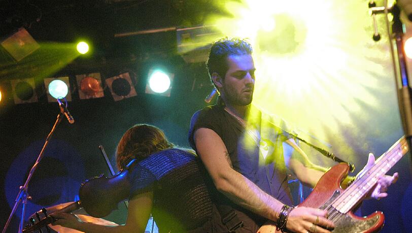 Geigerin Anna Bulbrook und Bassist Noah Harmon duellierten sich beim Nürnberger Konzert von The Airborne Toxic Event – musikalisch, natürlich. Geigerin Anna Bulbrook und Bassist Noah Harmon duellierten sich beim Nürnberger Konzert von The Airborne Toxic Event – musikalisch, natürlich.
