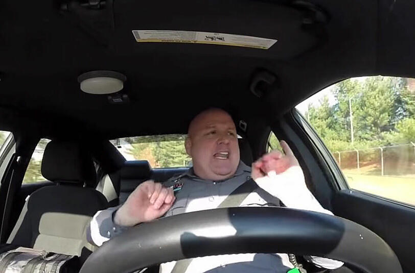Jeff Davis wird zum Youtube-Star: Der Polizist singt im Streifenwagen "Shake it off" von Taylor Swift.