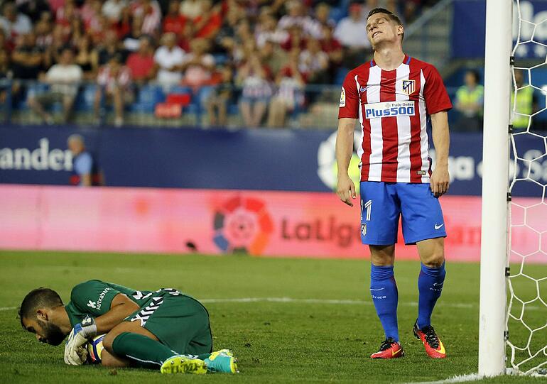 ... Ganz im Gegensatz zu Atlético Madrid. Während der Rekordmeister die Fußball-Bundesliga gewohnt souverän mit 15 Punkten nach fünf Spieltagen anführt, steht die Mannschaft von Trainer Diego Simeone mit 12 Punkten aus sechs Partien nur an Platz drei der La Liga. Die Bayern scheinen also besser in Form zu sein.