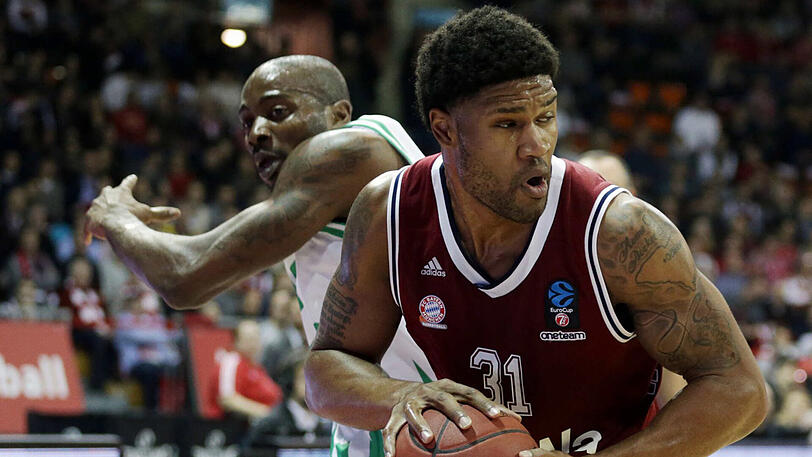 Devin Booker vom FC Bayern (vorne) setzt sich gegen Jamar Smith durch.