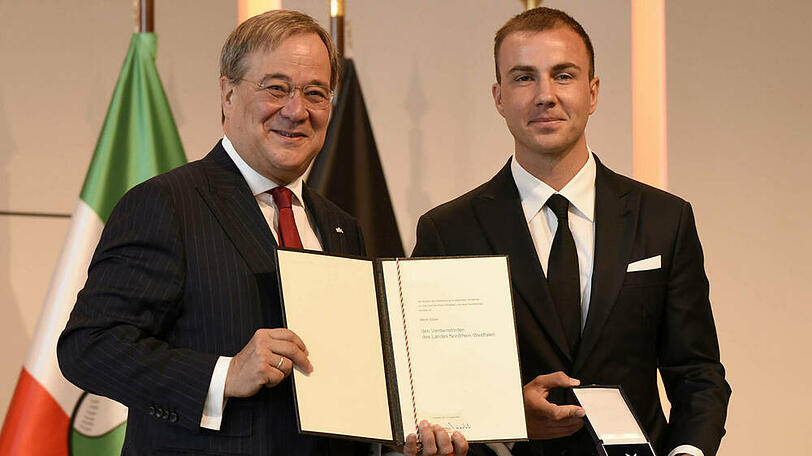 NRW-Ministerpräsident Armin Laschet (l.) und Mario Götze am 23. August in Köln.
